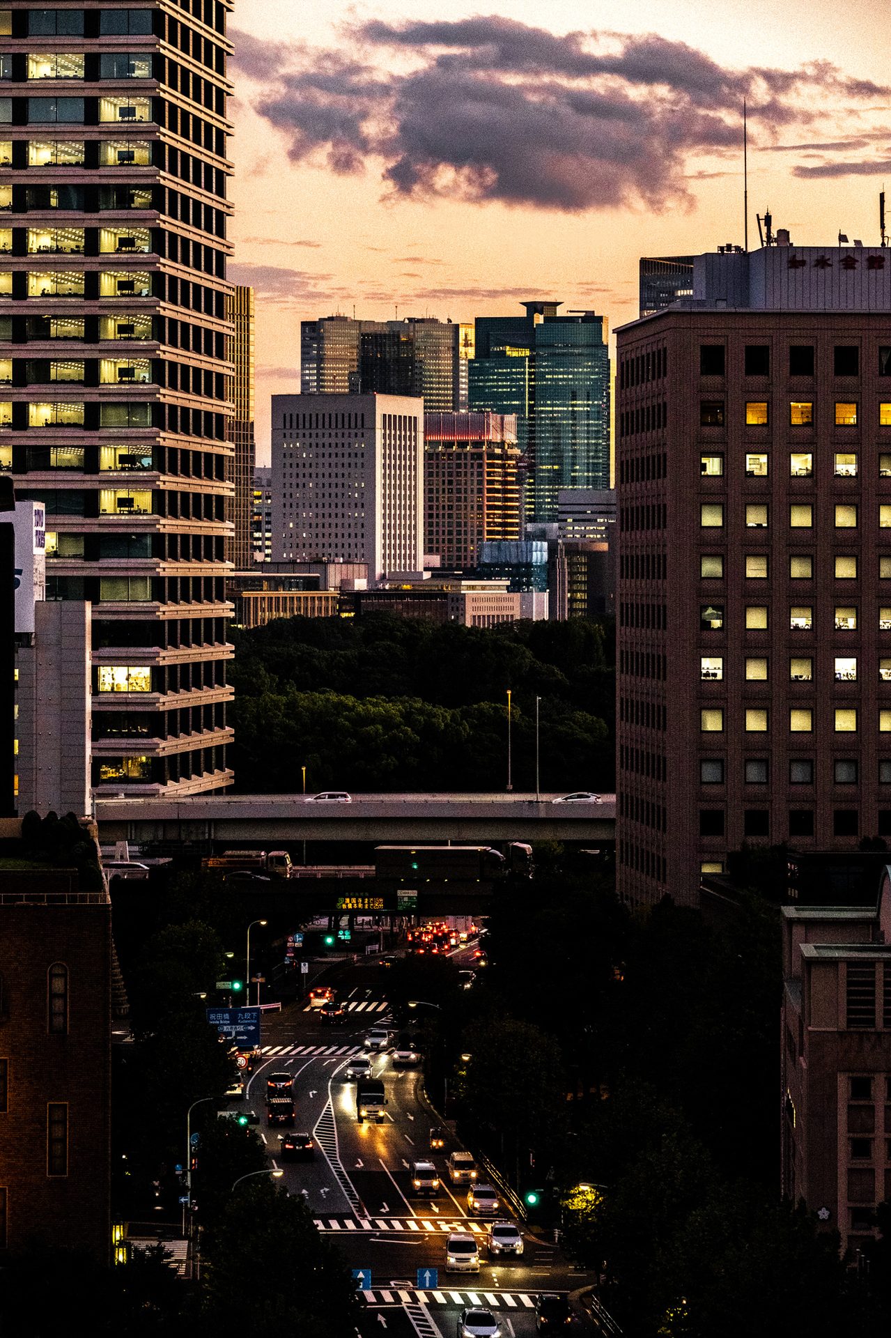 鑒 ©2022